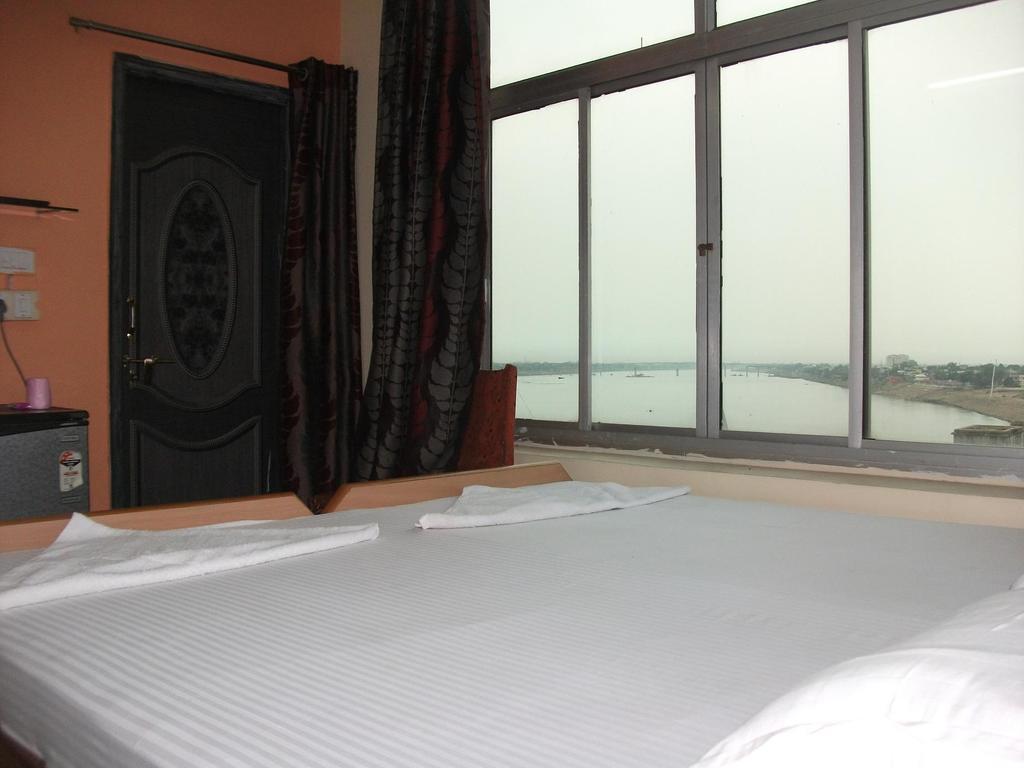 P G On Ganges Varanasi Eksteriør bilde