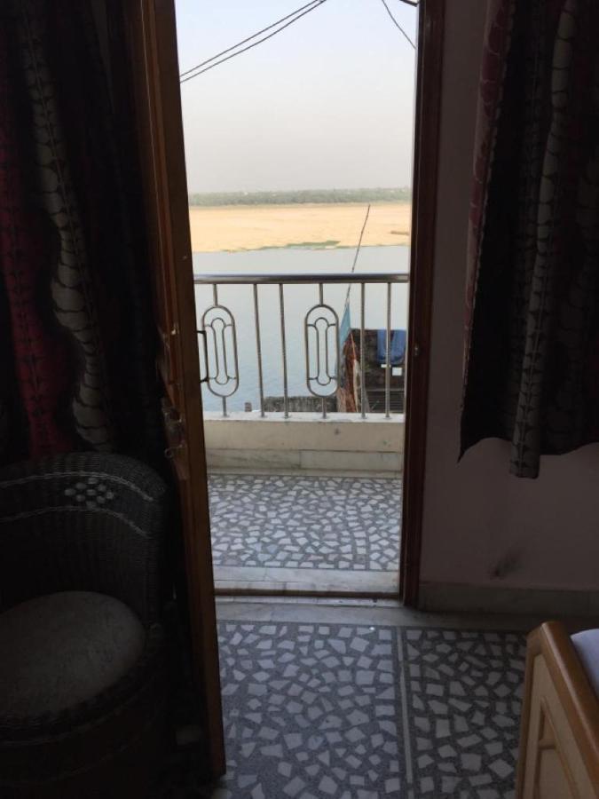 P G On Ganges Varanasi Eksteriør bilde